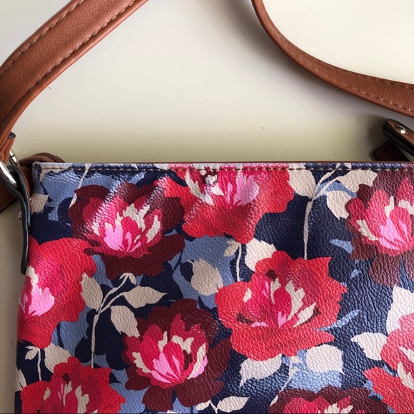 ❌SOLD❌🌹🌺Floral Crossbody Purse🌺🌹 - Picture 3 of 4
